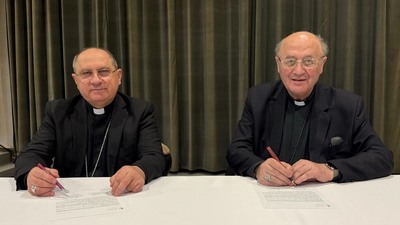 Předsedové České biskupské konference a Konferencie biskupov Slovenska podepisují společný dopis pro papeže Františka; Foto: archiv ČBK