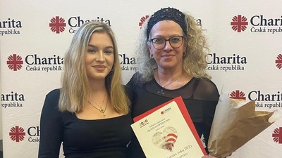 Jana Vondráková (vpravo) po převzetí ocenění „Charitní sestra roku 2025 – Cena Qualitas Optima“; Foto: Anička Guthrie / Člověk a víra