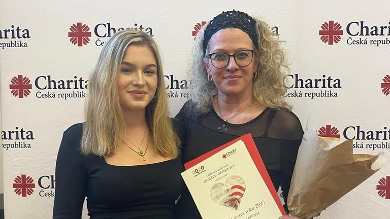 Jana Vondráková (vpravo) po převzetí ocenění „Charitní sestra roku 2025 – Cena Qualitas Optima“; Foto: Anička Guthrie / Člověk a víra Jana Vondráková (vpravo) po převzetí ocenění „Charitní sestra roku 2025 – Cena Qualitas Optima“; Foto: Anička Guthrie / Člověk a víra