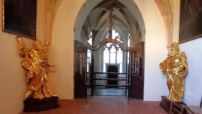 Restaurované sochy apoštolů jsou dočasně u vchodu do kaple bývalého kláštera v Třeboni; Foto: Magdalena Horváthová