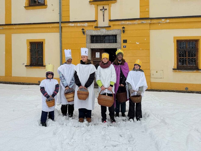 Tříkráloví koledníci ve Vlachově Březí vycházejí na koledu v sobotu 10. ledna 2026. Foto: archiv farnosti