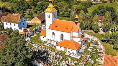Albrechtice nad Vltavou s kapličkovým hřbitovem kolem kostela; Foto: archiv BCB
