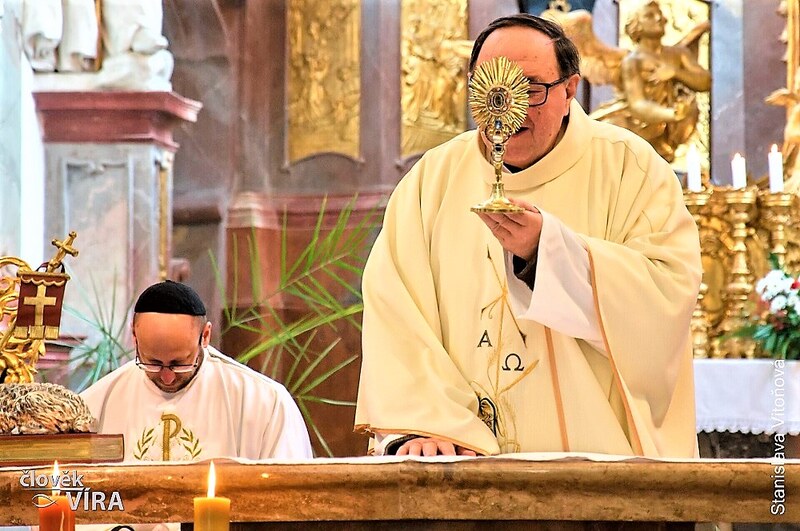 Bratr Bernhard ukazuje relikviář s polovinou trnu z Kristovy koruny; Foto: Stanislava Vitoňová / Člověk a víra