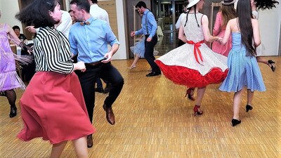 Výuka tance - Kolaloka; Foto: Zdeněk Mandelíček a Anička Mikešová Korbářová