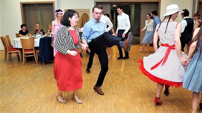 Výuka tance - Kolaloka; Foto: Zdeněk Mandelíček a Anička Mikešová Korbářová