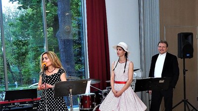 Plesový výbor; Foto: Zdeněk Mandelíček a Anička Mikešová Korbářová