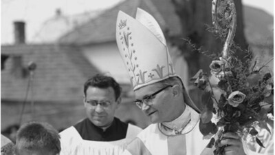 Biskup Mons. Josef Hlouch při návštěvě Římova, vlevo jeho sekretář P. Miloslav Vlk. Foto: Daniel Havránek
