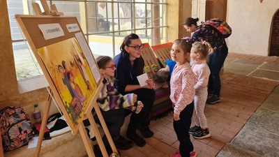 V křížové chodbě klášterního areálu bylo připraveno 10 soutěžních stanovišť; Foto: archiv Pastoračního střediska 