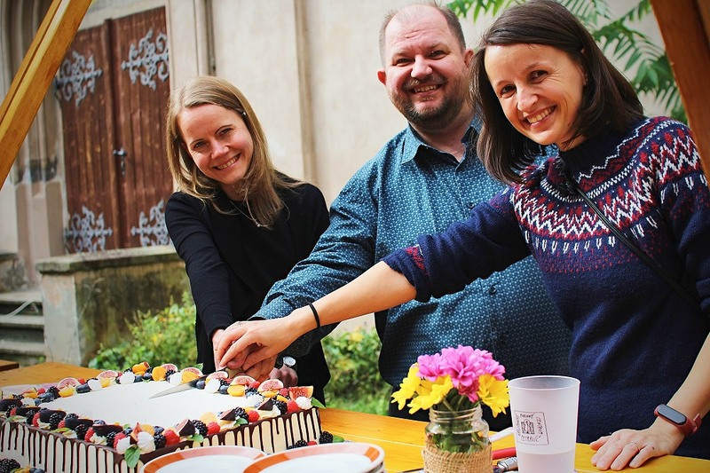 Krájení narozeninového dortu KRC Petrklíč: zleva Pavla Hronková, petrín P. Jan Peter Madár a Markéta Martínková.
