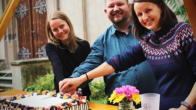 Krájení narozeninového dortu KRC Petrklíč: zleva Pavla Hronková, petrín P. Jan Peter Madár a Markéta Martínková; Foto: Jan Rosík